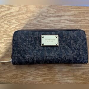 Michael Kors Jet Set Signature Zip-Around Wallet